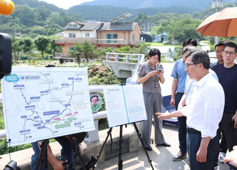 김동연 경기도지사가 8일 오후 양평군 양서면의 서울-양평 고속도로 현장을 찾아 현장을 점검하고 있다. 경기도 제공
