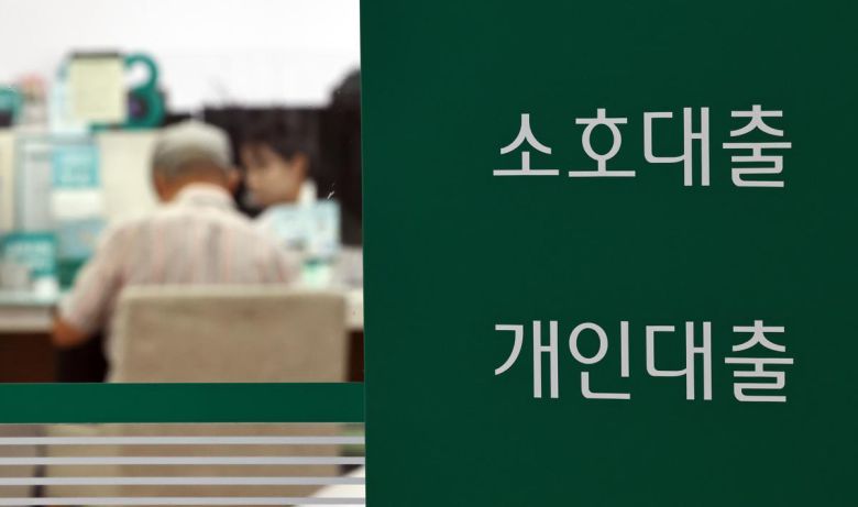 정부의 가계부채 관리 강화와 함께 1일부터 스트레스 총부채원리금상환비율(DSR) 3단계가 시행되면서 주택시장의 유동성 공급이 사실상 차단된다. ‘스트레스 DSR 3단계’는 대출 심사 시 향후 금리 인상 가능성까지 반영해 대출 한도를 산정하는 제도다.   이에 따라 서울 아파트의 약 74%가 주택담보대출(주담대) 한도 제한과 대출 심사 강화의 직접적인 영향권에 들면서 실수요자와 투자자 모두 자금 조달의 어려움을 겪을 것으로 보인다.   사진은 이날 서울의 한 시중은행 대출창구의 모습. 2025.7.1 뉴스1