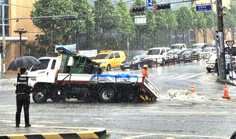 충주는 폭우 속 싱크홀… 화물차 빠져 8일 오후 4시 충북 충주시 문화동 이마트 사거리의 빗물하수관 공사 현장 인근에서 싱크홀(땅 꺼짐)이 발생해 화물차가 빠져 있다. 사고로 인한 인명 피해는 없었다. 충주=뉴시스