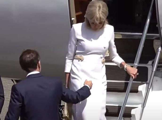 英 국빈방문 마크롱 부부 또 불화설 유럽연합(EU) 회원국 정상으로 10년 만에 영국을 국빈 방문한 에마뉘엘 마크롱 프랑스 대통령(가운데 줄 오른쪽)이 찰스 3세 영국 국왕과 함께 8일 왕실 마차를 타고 런던 근교 윈저성에 들어서고 있다(위쪽 사진). 이날 라이즐립의 노솔트 공군기지에 도착한 마크롱 대통령(아래쪽 사진)은 전용기에서 내리며 부인 브리지트 여사에게 손을 내밀었지만 브리지트 여사는 난간만 잡았다. 브리지트 여사의 에스코트를 무시하는 모습이 화제가 되며 두 사람의 불화설이 재점화되고 있다. 윈저=AP 뉴시스·X 캡처