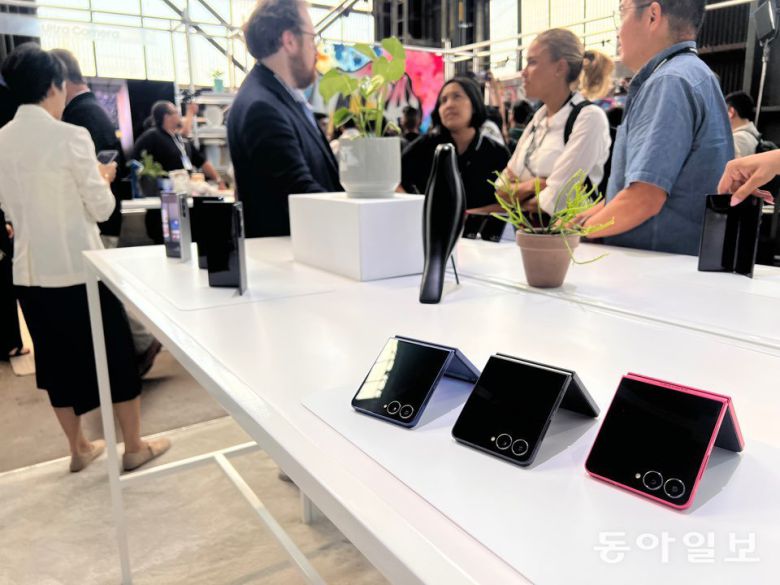 갤럭시 Z 플립7(오른쪽)