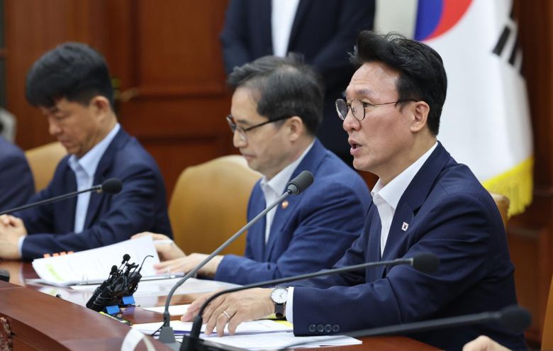 김민석 국무총리가 10일 오전 서울 종로구 정부서울청사에서 열린 국정현안관계장관회의에서 모두발언을 하고 있다. 뉴스1