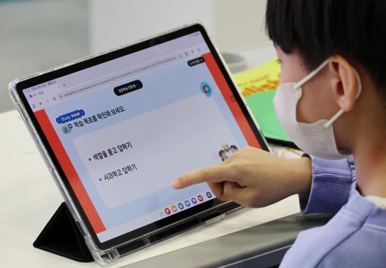 수업 시연에 참가한 학생이 디지털 기기를 활용해 AI 디지털 교과서를 조작하고 있다. 교육부 제공