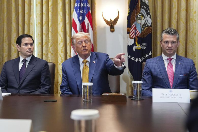 트럼프 연이틀 한국 압박 도널드 트럼프 미국 대통령(가운데)이 8일(현지 시간) 워싱턴 백악관에서 내각회의를 열고 관세와 방위비 등에 대해 설명하고 있다. 마코 루비오 국무장관(왼쪽), 피트 헤그세스 국방장관(오른쪽)이 대통령의 발언을 경청하고 있다. 워싱턴=AP 뉴시스
