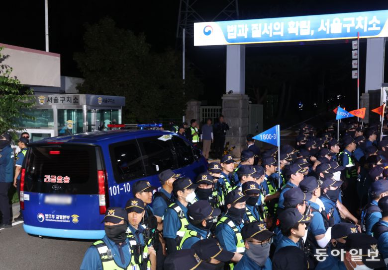 호송차 타고 서울구치소로 9일 오후 9시 반경 윤석열 전 대통령을 태운 호송차가 경기 의왕시 서울구치소로 들어서고 있다. 윤 전 대통령은 심사 결과가 나올 때까지 구치소 내 피의자 대기실에서 머물렀다. 의왕=신원건 기자 laputa@donga.com