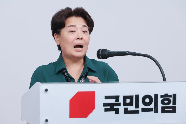 윤희숙 국민의힘 혁신위원장이 10일 오후 서울 여의도 당사에서 혁신위원회 제1차 회의 결과 브리핑을 하고 있다. 2025.7.10/뉴스1