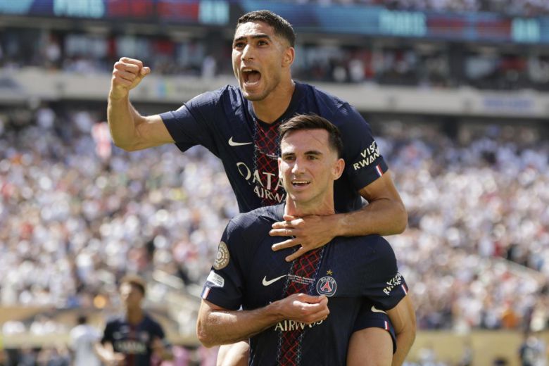 파리 생제르맹(PSG·프랑스)의 파비안 루이스(아래)가 10일 레알 마드리드(스페인)와의 2025 국제축구연맹(FIFA) 클럽월드컵 준결승전(4-0·PSG 승)에서 팀의 세 번째 골을 넣은 뒤 세리머니를 하고 있다. 루이스는 이날 2골을 기록하며 팀의 결승 진출을 이끌었다. 이스트러더퍼드=AP 뉴시스