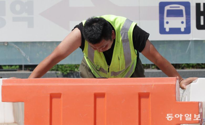 9일 서울의 한 공사장에서 작업자가 더위에 지쳐 휴식을 취하고 있다. 박형기 기자 oneshot@donga.com