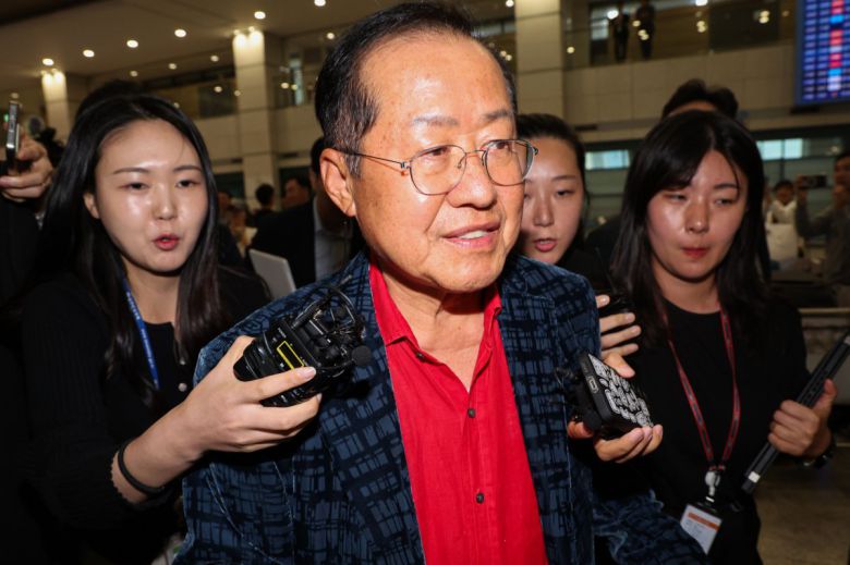 국민의힘 대선 후보 경선에서 탈락한 뒤 정계 은퇴를 선언하고 하와이에 체류했던 홍준표 전 대구시장이 17일 인천 중구 인천국제공항 제1터미널을 통해 귀국한 뒤 이동하고 있다. 2025.06.17. [인천공항=뉴시스]