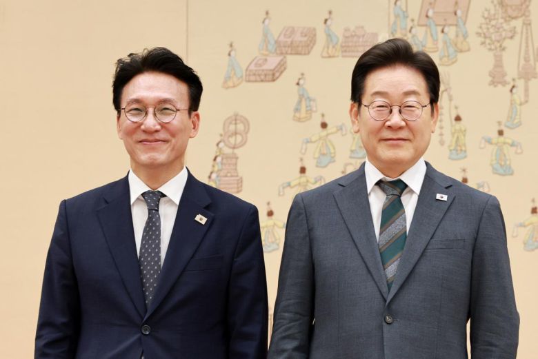 이재명 대통령이 지난 4일 서울 용산 대통령실 청사에서 열린 임명장 수여식에서 김민석 신임 국무총리에게 임명장을 수여한 뒤 기념촬영 하고 있다. 뉴시스