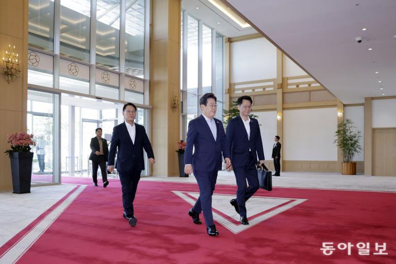 이재명 대통령이 11일 오전 서울 용산 대통령실로 출근을 하고 있다. 송은석 기자 silverstone@donga.com