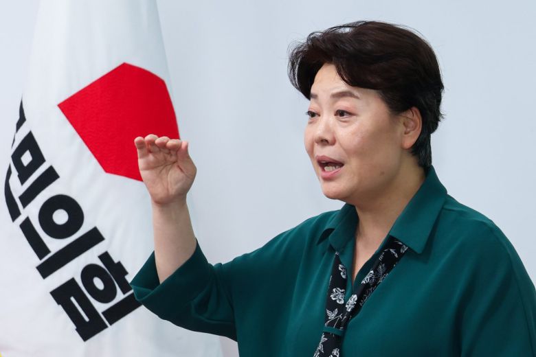 윤희숙 국민의힘 혁신위원장이 10일 오후 서울 여의도 당사에서 혁신위원회 제1차 회의 결과 브리핑을 하고 있다. 2025.7.10 뉴스1