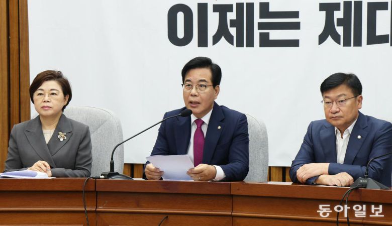 11일 오전 국회에서 열린 국민의힘 원내대책회의에서 송언석 비대위원장은 “국힘도 검찰개혁 동의한다며 법개혁특위 구성해 논의하자”고 제안했다. 2025.07.11  이훈구 기자 ufo@donga.com