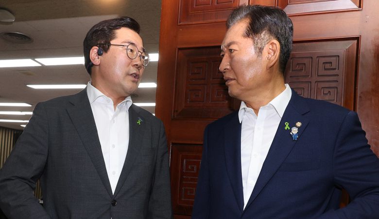 더불어민주당 당대표 출마를 선언한 정청래(오른쪽), 박찬대 의원이 3일 오후 서울 여의도 국회에서 열린 비공개 의원총회에서 대화를 하고 있다(자료사진). 2025.07.03 서울=뉴시스