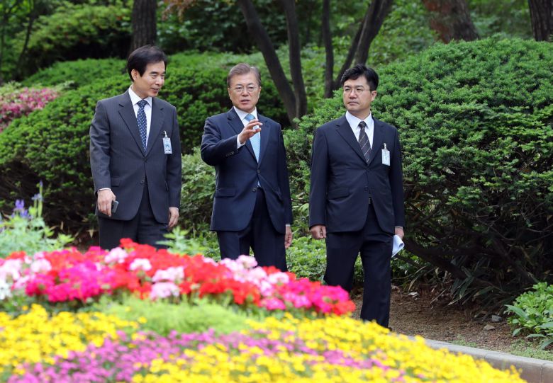 문재인 대통령이 지난 2017년 5월 15일 오전 거처를 청와대로 옮긴 이후 주영훈 경호실장(왼쪽), 송인배 전 더불어민주당 일정총괄팀장 등과 함께 여민관 집무실로 도보로 출근하고 있다. 청와대사진기자단.