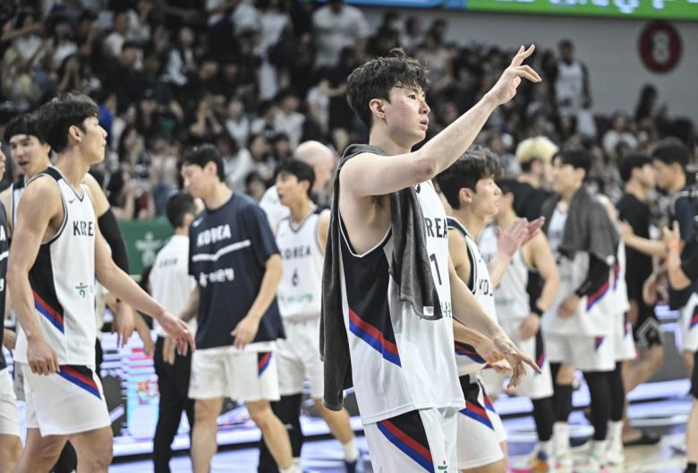 1쿼터에만 3점슛 3개를 성공시키며 초반 승기를 한국 쪽으로 가져온 이현중은 이날 공수 양면에서 팀을 이끌었다. 대한민국농구협회 제공