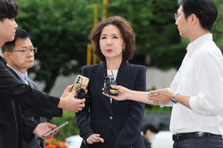 이진숙 교육부 장관 후보자가 30일 오전 서울 여의도 한국교육시설안전원에 마련된 인사청문회 사무실로 출근하며 취재진의 질의에 답변하고 있다. 2025.6.30/뉴스1