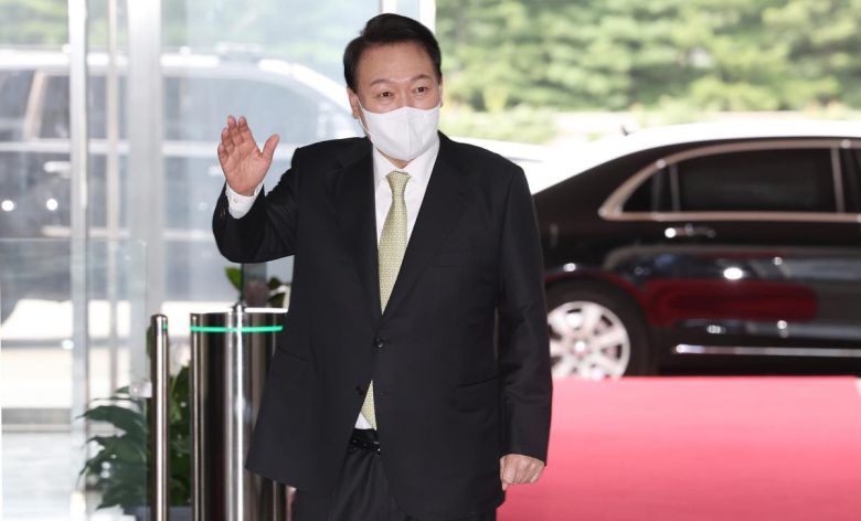 윤석열 대통령이 지난 2022년 7월 12일 오전 서울 용산 대통령실 청사로 출근하며 기자들의 질문에 답하고 있다. 대통령실사진기자단