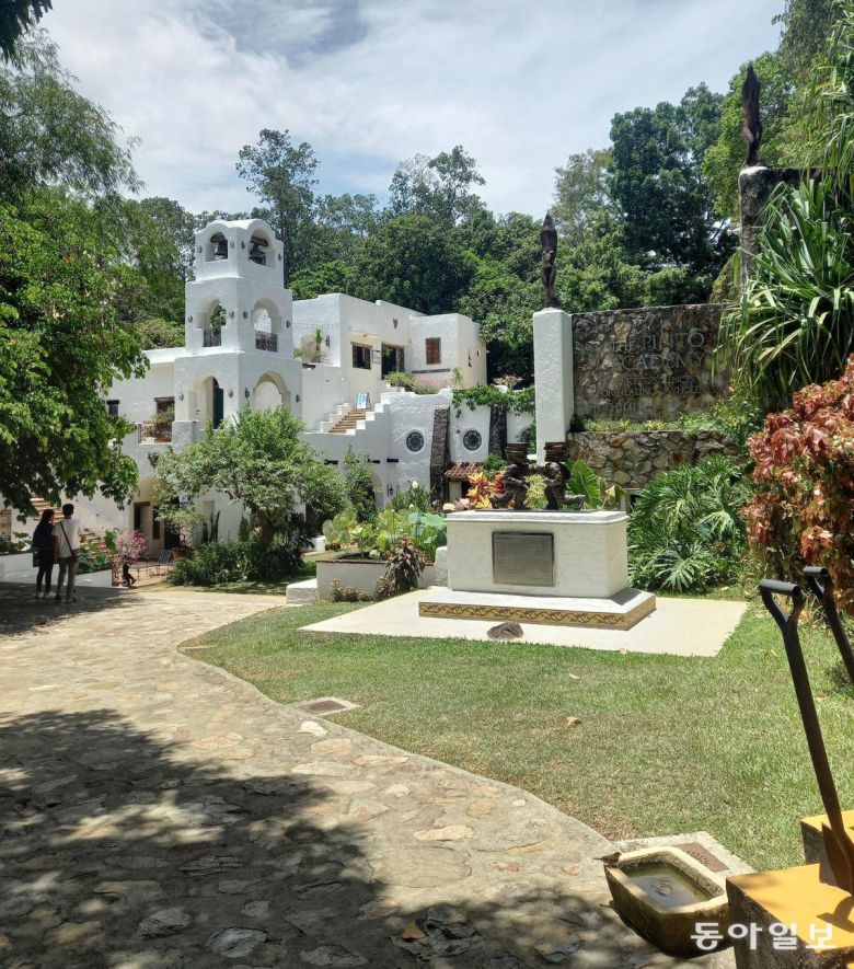 녹음이 우거진 식물원에 자리한 핀토 아트 뮤지엄의 지중해풍의 전시실. 안티폴로=허진석 기자 jameshur@donga.com
