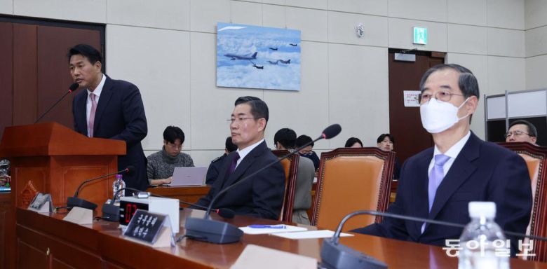 국회 청문회에서 발언하는 김태효 전 국가안보실 제1차장(왼쪽). 맨 오른쪽에는 마스크를 쓴 한덕수 전 국무총리가 앉아있다. 장승윤 기자 tomato99@donga.com