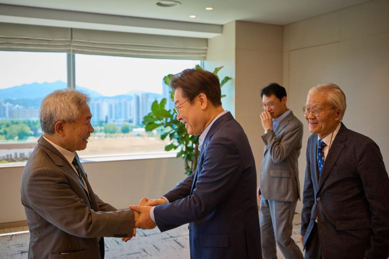 이재명 대통령이 11일 서울 용산 대통령실에서 조갑제(오른쪽) 조갑제닷컴 대표, 정규재(왼쪽) 전 한국경제 주필과 오찬 회동을 하며 인사를 하고 있다. (사진=대통령실 제공) 2025.07.11. 뉴시스