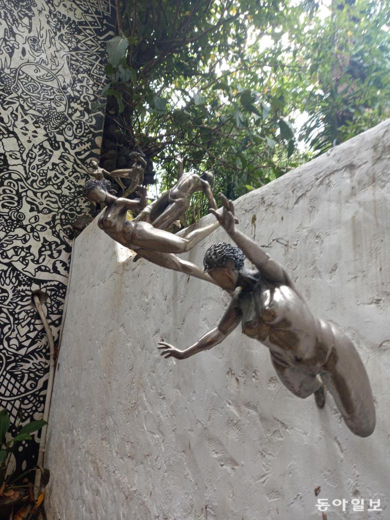 핀토 아트 뮤지엄의 야외 벽면에 설치된 조각상들. 인체의 유려한 곡선과 동작, 서로를 향한 손길이 만들어내는 긴장감과 조화가 돋보인다. 공간과 자연을 적극적으로 활용했다. 안티폴로=허진석 기자 jameshur@donga.com