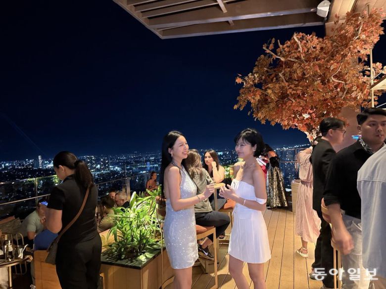 솔레어 리조트 노스의 스카이 바. 주변에 높은 건물이 드물어 드넓은 메트로 마닐라의 야겅이 한눈에 들어온다. 케손=허진석 기자 jameshur@donga.com