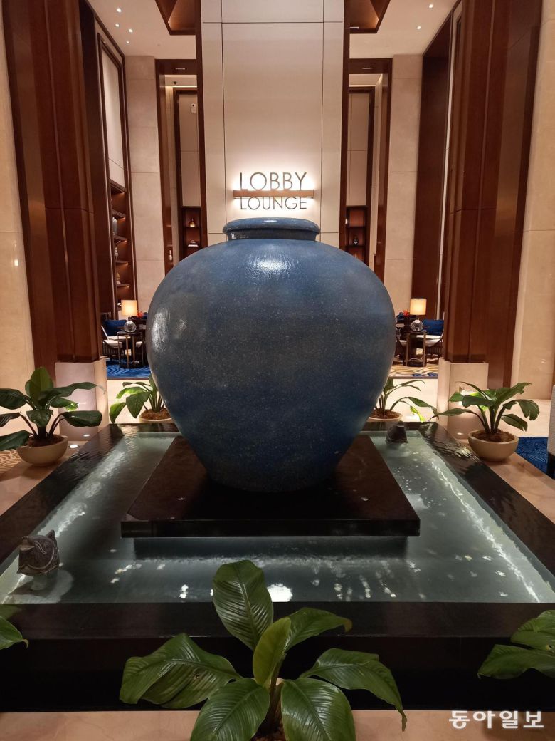 솔레어 리조트 노스의 로비 라운지에 있는 물이 흐르는 대형 도자기. 케손=허진석 기자 jameshur@donga.com