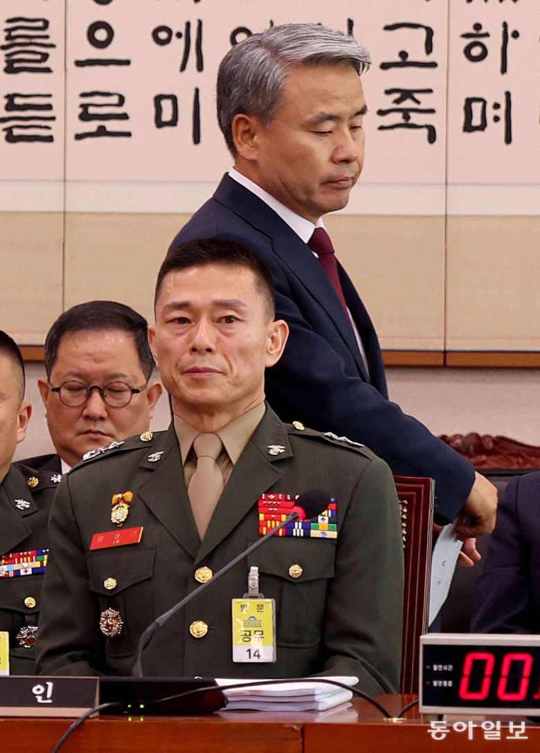 지난해 6월 국회에 출석한 임성근 당시 해병대 1사단장(앞줄) 뒤로 이종섭 당시 국방부 장관(뒤)이 지나가고 있다. 장승윤 기자 tomato99@donga.com