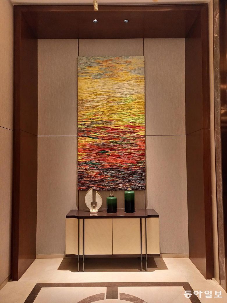 솔레어 리조트 노스의 엘리베이터 대기 공간에 전시된 현대 추상 회화 작품. 케손=허진석 기자 jameshur@donga.com