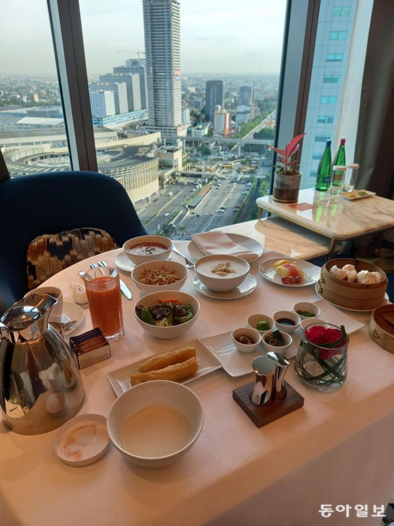 솔레어 리조트 노스에서 룸 서비스로 막은 중국식 아침 식사. 맛과 양이 모두 훌륭했다. 케손=허진석 기자 jameshur@donga.com