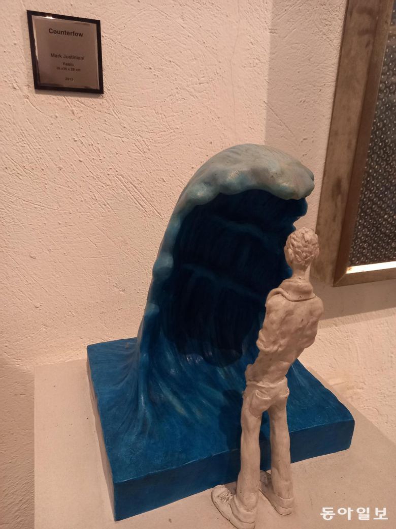 핀토 아트 뮤지엄에서 본 마크 저스티아니의 작품 ‘역류(Counterflow)’. 남성이 곧 자신을 덮칠 파도를 향해 오줌을 누는 듯한 자세를 취하고 있다. 거대한 자연과 대면하는 인간을 형상화해 관객에게 사유와 몰임의 경험을 선사한다. 안티폴로=허진석 기자 jameshur@donga.com