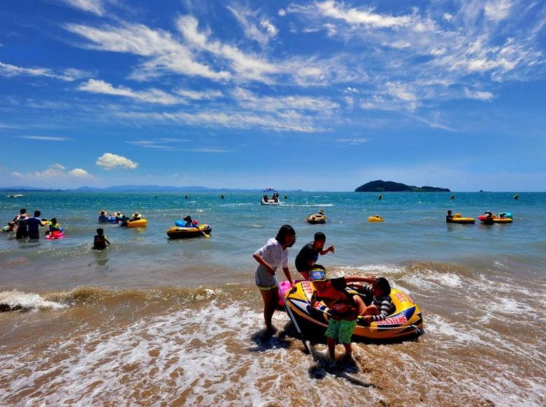 전남 진도군 고군면 가계해수욕장.  3km에 달하는 백사장과 소나무와 잔디가 있어 그늘에서 휴식을 취하며 해수욕을 즐길 수 있다. 전남도 제공