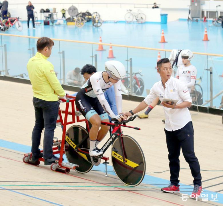 경기를 준비하고 있는 조호성 감독의 모습.   조호성 제공