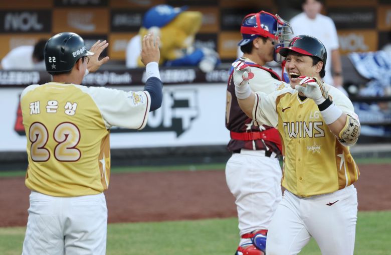 LG 박동원(오른쪽)이 12일 열린 2025 프로야구 올스타전에서 투런 홈런을 친 뒤 한화 채은성과 하이파이브를 하고 있다. 대전=뉴스1.