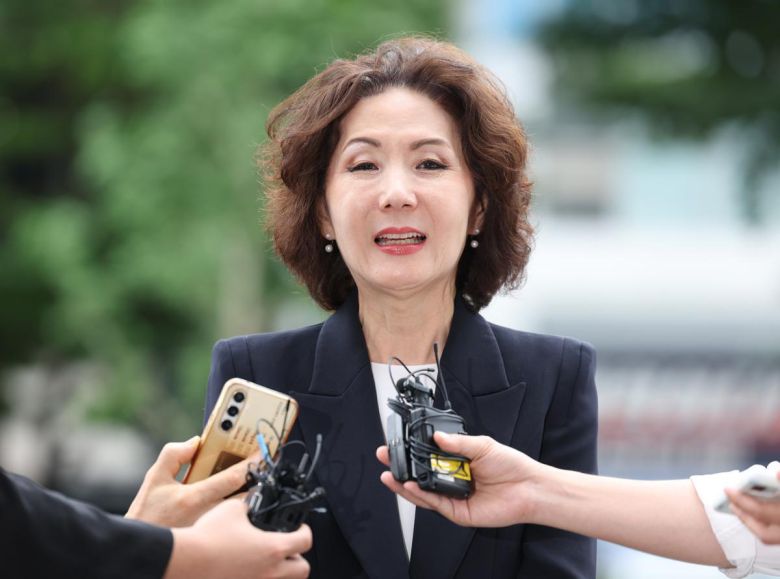 이진숙 사회부총리 겸 교육부 장관 후보자가 30일 오전 서울 여의도 한국교육시설안전원에 마련된 인사청문회 준비 사무실로 출근하던 중 취재진 질문에 답하고 있다. 2025.06.30. [서울=뉴시스]