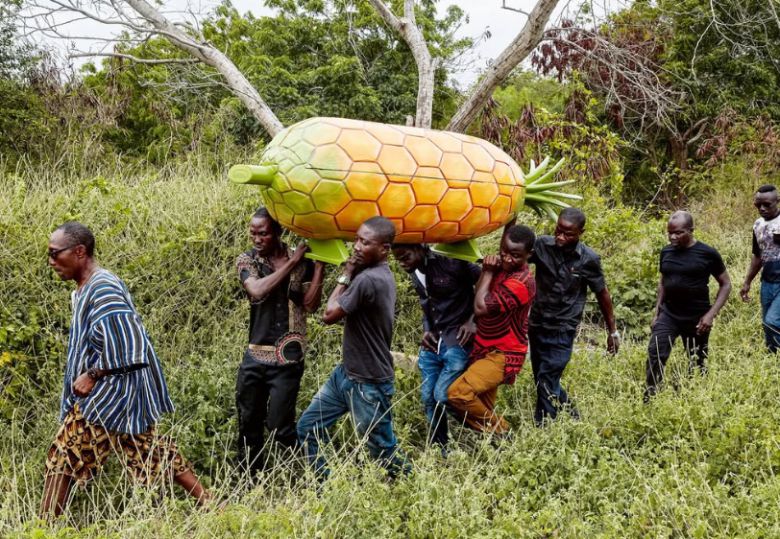 가나의 독특한 장례 문화는 고인의 삶과 정체성을 담은 맞춤형 관과 안치 의식 등으로 고인에 대한 존경과 공동체의 연결을 표현했다. (@kehrerverlag)