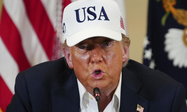 도널드 트럼프 미국 대통령이 유럽연합(EU)과 멕시코에 내달 1일부터 30%의 ‘상호 관세’를 부과하겠다고 12일(현지 시간) 밝혔다. 사진은 트럼프 대통령이 11일 텍사스주 커빌의 비상운영센터에서 부인 멜라니아 여사, 그레그 애벗 텍사스 주지사와 함께 홍수 관련 간담회를 하는 모습. 2025.07.12 커빌=AP 뉴시스