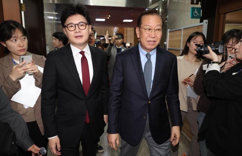한동훈 전 국민의힘 대표와 권영세(오른쪽) 비대위원장이 10일 오후 서울 여의도 국회에서 면담을 위해 이동 하고 있다. 2025.04.10. 뉴시스