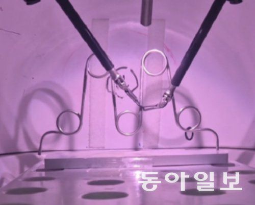 다빈치5를 사용해 철제 구조물에 끼워져 있는 고무 링을 옮기고 있다. 박정연 동아사이언스 기자 hesse@donga.com