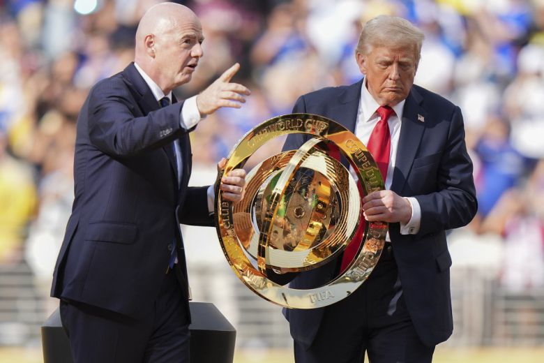 도널드 트럼프(오른쪽) 미국 대통령과 잔니 인판티노 국제축구연맹(FIFA) 회장이 13일(현지 시간) 미국 뉴저지주 이스트 러더퍼드의 메트라이프 스타디움에서 열린 결승전이 끝난 후 우승컵을 함께 들고 이동하고 있다.