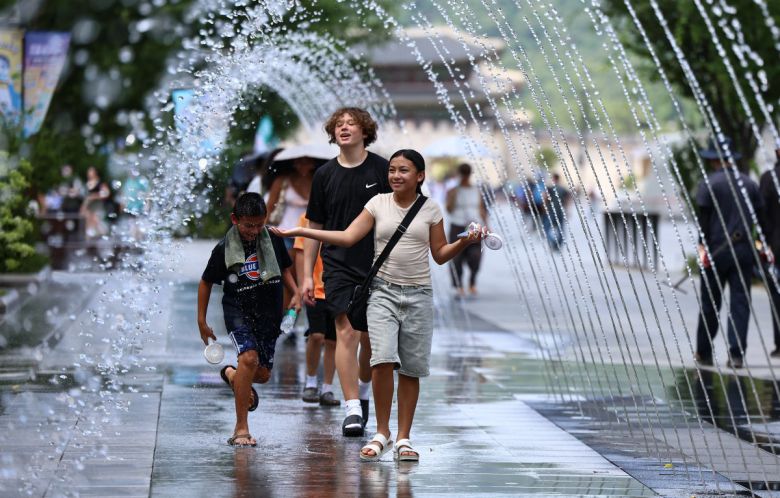 폭염이 이어지고 있는 9일 서울 종로구 광화문광장을 찾은 관광객이 바닥분수에서 더위를 식히고 있다. 2025.7.9.뉴스1