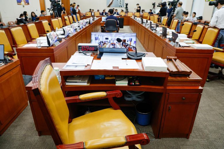 14일 오전 서울 여의도 국회 과학기술정보방송통신위원회에서 배경훈 과학기술정보통신부 장관 후보자 인사청문회가 파행되고 있다. 이날 국민의힘 의원들이 의원석에 과방위원장 비판 문구가 적힌 피켓을 붙이자 최 위원장이 산회를 선언했다. 2025.7.14/뉴스1