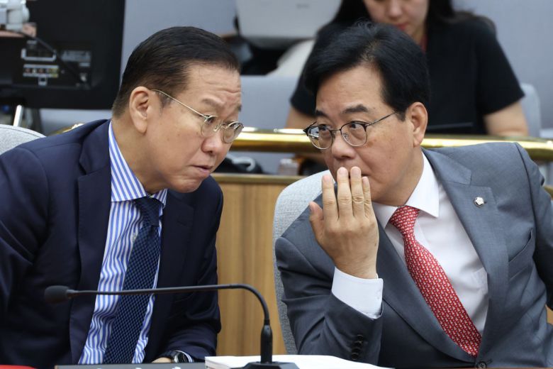 국민의힘 송언석 비상대책위원장 겸 원내대표(오른쪽)와 권영세 의원이 6월 19일 오전 서울 여의도 국회에서 열린 국가정보원장 후보자 인사청문회에서 대화하고 있다. 뉴스1