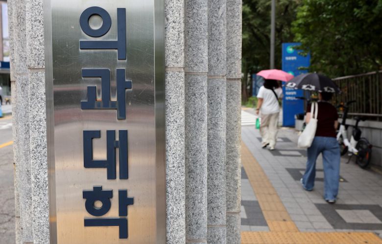 정부의 의대 증원 정책에 반발해 집단행동에 나섰던 의대생들이 12일 복귀 의사를 밝혔지만, 정부와 각 대학의 셈법은 여전히 복잡하다. 13일 서울의 한 의과대학 모습. 뉴스1