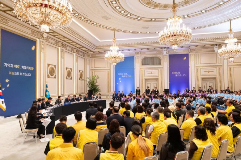 이재명 대통령이 16일 청와대 영빈관에서 열린 ‘기억과 위로, 치유의 대화’ 사회적 참사 유가족 간담회에서 발언을 하고 있다. 대통령실 제공