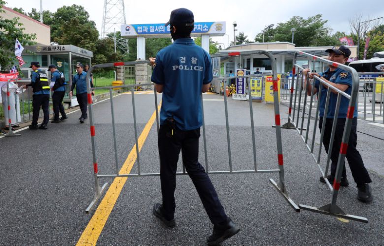 12·3 비상계엄 관련 내란·외환 의혹을 수사 중인 내란 특검(특별검사 조은석)이 서울구치소에 구속 수감된 윤석열 전 대통령에 대해 시도한 강제 구인이 무산된 가운데 15일 경기 의왕시 서울구치소 앞에서 경찰이 안전 펜스를 설치하고 있다. 윤 전 대통령은 14, 15일 잇따라 건강상의 이유를 들며 특검의 강제 구인을 거부했다. 의왕=뉴스1