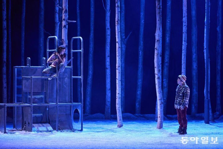 연극 ‘렛미인’에서 일라이(권슬아·왼쪽)와 오스카(안승균)가 처음 만나 서로를 바라보고 있다. 신시컴퍼니 제공