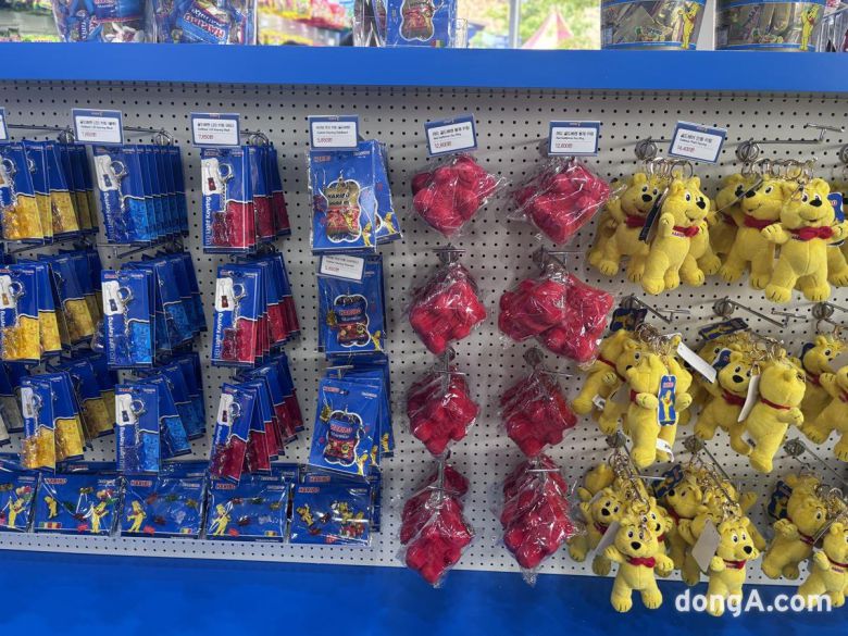 키링 등 다양한 굿즈를 판매한다. 황소영 기자 fangso@donga.com