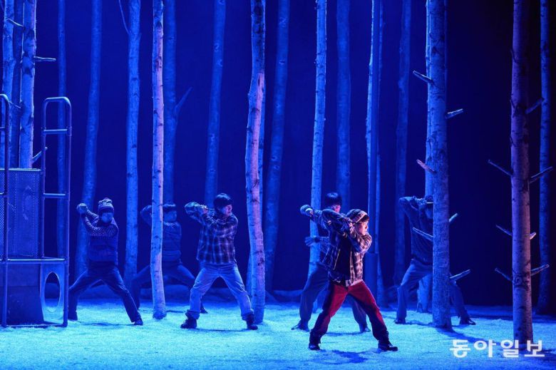 오스카(안승균)가 자신을 괴롭히는 아이들에게 맞서는 상상을 안무로 표현했다.  신시컴퍼니 제공